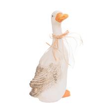 Keramická kačka s oranžovým zobákom a stuhou.