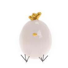 Porcelánové kuriatko s bielo-zlatým povrchom.