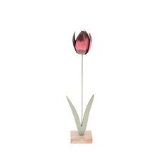 Červený tulipán z kovu a dreva.