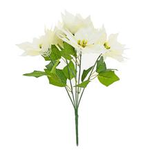 Umelá kytica vianočnej ruže bielej farby s zelenými listami.