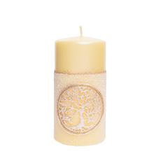 Krémska sviečka s motívom šťastia.