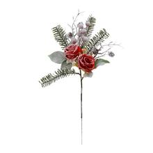 Konár čečiny s červenými ružami a dekoráciami.