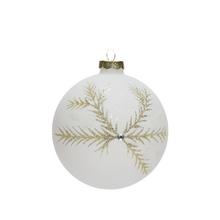 Biela sklenená vianočná guľa s dekoratívnym zlatým vzorom.