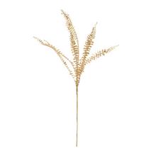 Zlatý konár paprade s metalickým leskom.