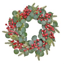 Vianočný veniec s červenými bobuľami a eukalyptom.