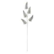 Umelý konár čečiny so zimným dizajnom v zelenej a bielej farbe.