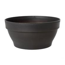 Čierna misa s priemerom 22 cm.