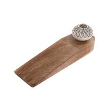 Drevená retro zarážka dverí s dekoratívnym vrchom.