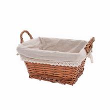 Hnedý obdlžnikový košík s bielou látkou a rúčkami.