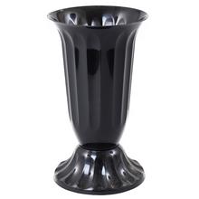 Čierna vrúbkavaná váza s rozmermi 14x24 cm.