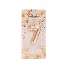 Tortová sviečka číslo 7 v zlatej farbe.