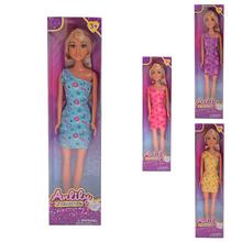 Bábika v šatách s rôznymi vzormi