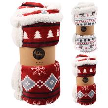 Vianočný prehoz s motívom stromčekov a sobov.