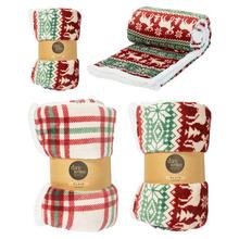 Vianočný prehoz s červenými a zelenými vzormi.