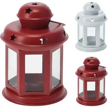 Vianočný lampáš v červenej a bielej farbe s hviezdami.