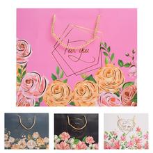 Darčeková taška s kvetinovým motívom.