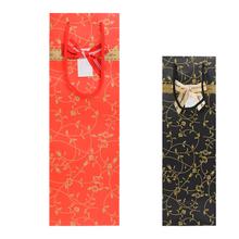 Darčeková taška na víno s zlatým ornamentom.