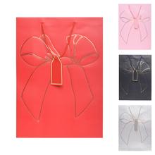 Darčeková taška s mašľou v rôznych farbách.