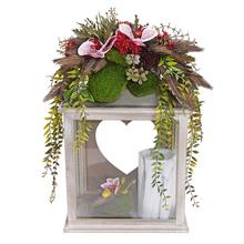 Smútočná väzba s dekoratívnou lampou a kvetinovou aranžmánom.