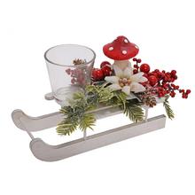 Vianočné aranžmá s pohárom a dekoráciami.