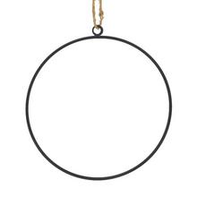 Čierny kovový kruh na zavesenie s priemerom 20 cm.