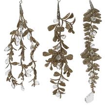 Záves trbliet v champagne farbe s dekoratívnymi prvkami.