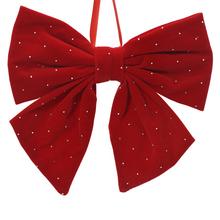 Červená mašľa so striebornými bodkami.