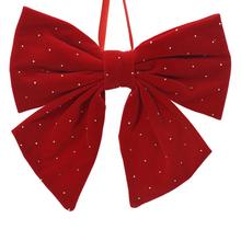 Červená zamatová mašľa so striebornými bodkami.