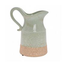 Zelený keramický džbán s dekoratívnym vzorom.