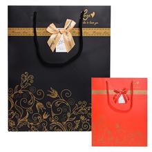 Darčeková taška s ornamentom v zlatej farbe.