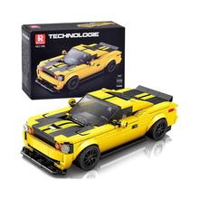 Žlté športové auto z technických blokov.