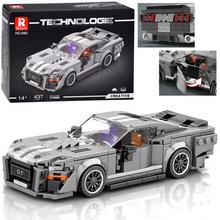 Šedé športové auto zo 60. rokov z technických blokov.