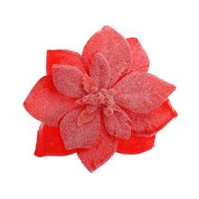 Umelá červená poinsettia so zasneženým efektom na klipe.