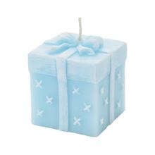 Modrá vianočná sviečka v tvare darčeka.