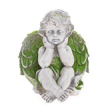 Sivý smútočný anjel s detailnými krídlami a zamysleným výrazom.