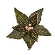 Vianočná ruža na klipe v zelenej a šampanskej farbe.