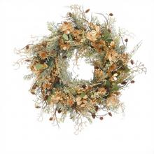 Vianočný veniec z tuje so šiškami a zelenými detailmi.