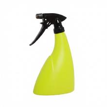 Rozprašovač v hranej zelenej farbe s čiernym spúšťacím mechanizmom.