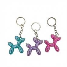 Kľúčenka v tvare psa v mixe farieb.