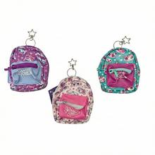 Mini batoh v mixe farieb s príveskom.