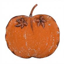 Oranžová tácka v tvare tekvice s plechovým povrchom.