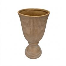 Zlatá keramická váza s jemným vzorom.