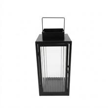 Malý čierny kovový lampáš.
