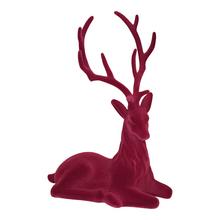 Červený zamatový jeleň s antlers, ležiaci.