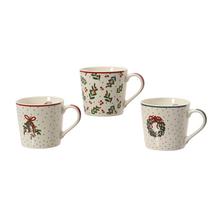 Vianočné šálky z porcelánu s rôznymi vzormi.