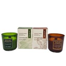 Aromatické sviečky v sklenených nádobách s dreveným knôtom.