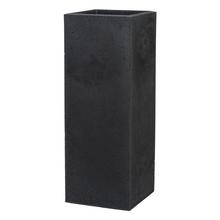 Čierny granitový obal na kvetináče v tvare kocky.