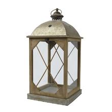 Kovový lampáš s priehľadnými stenami a vrchnákom.