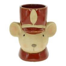 Obal myš z porcelánu s červeným klobúkom.