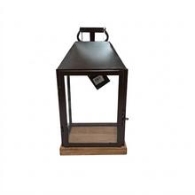 Lampáš z dreva a kovu s rozmermi 39x21x17 cm.